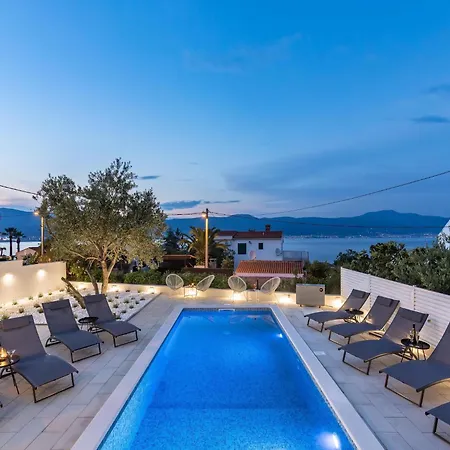 Attractive In Slatine