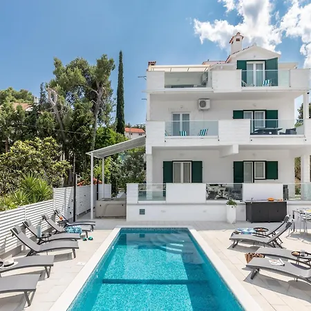 Attractive In Slatine