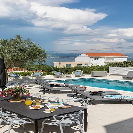 Attractive In Slatine Apartman