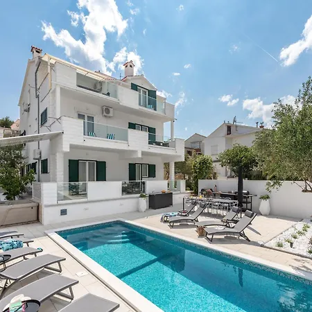 Attractive In Slatine Apartman