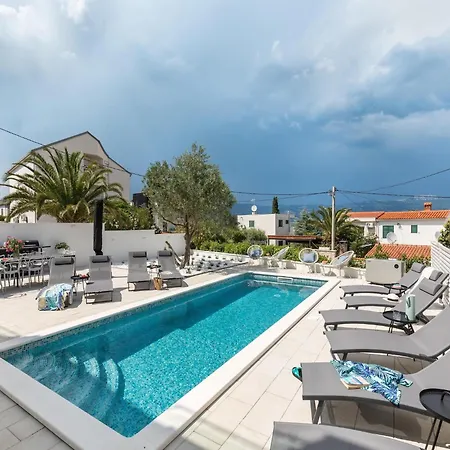 Attractive In Slatine Apartman