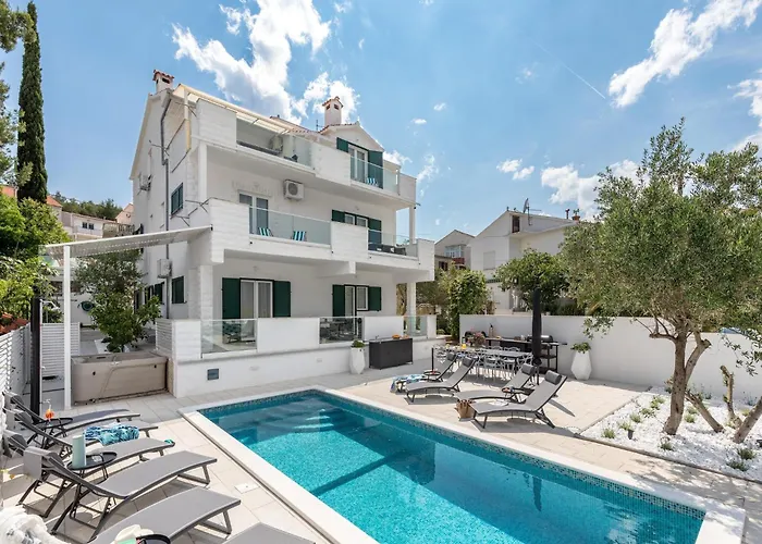 Attractive In Slatine Apartman