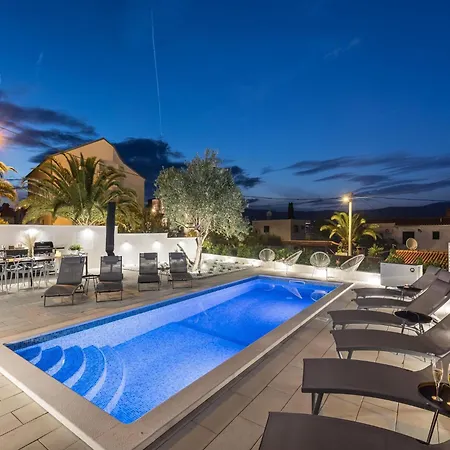 Attractive In Slatine